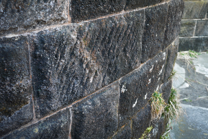 房州石で形作られた砲台跡。斜めの模様は手作業で石を切り出した痕
