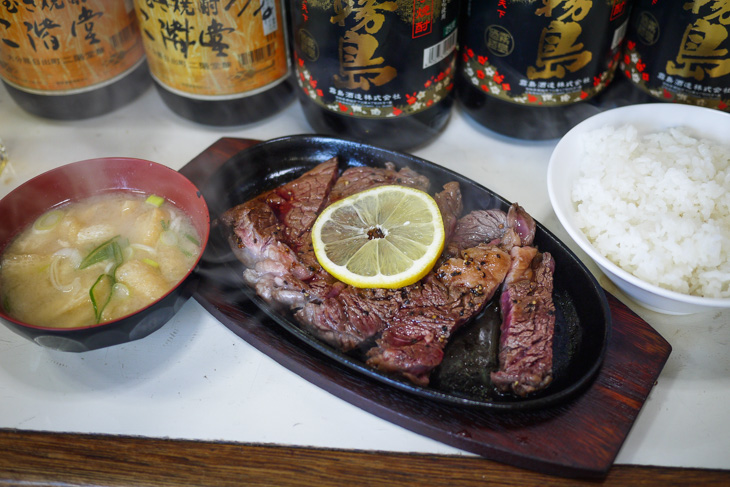 豪快なステーキ定食。ラーメンの予定をキャンセルした価値があった