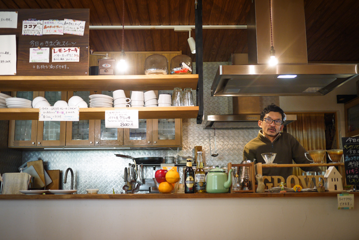 Cafe GROVEのオーナーである濱本さん。自身もツール・ド・おきなわなどに参加する熱心なホビーレーサーだ