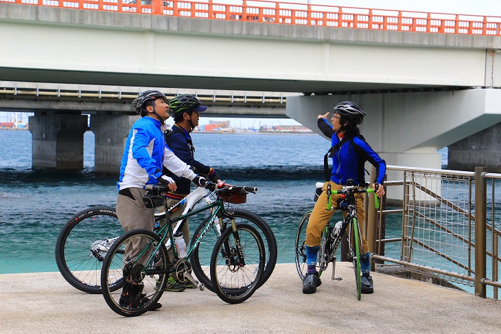 こんなに道路が近いビーチは全国探してもなかなかないでしょう