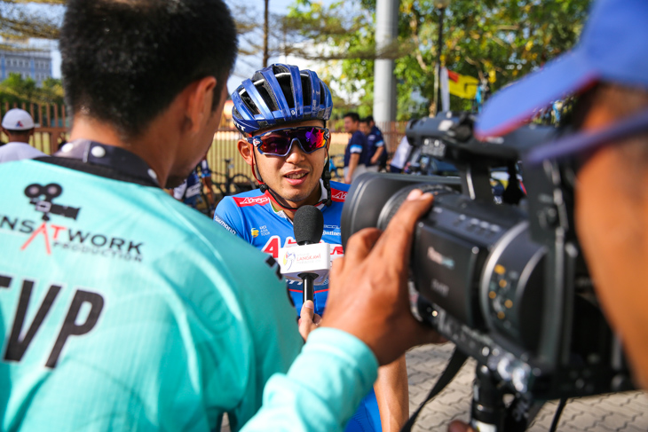 地元テレビのインタビューを受けるアジアンライダー賞2位の伊藤雅和(愛三工業レーシング)