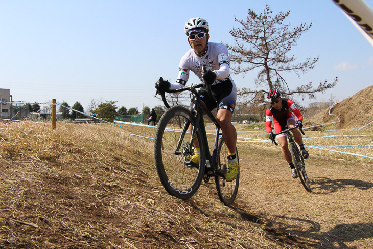 マスターズでデッドヒートを繰り広げる浅井秀樹（cycleculb3UP）と多田尚史（TEAM SPORT KID）