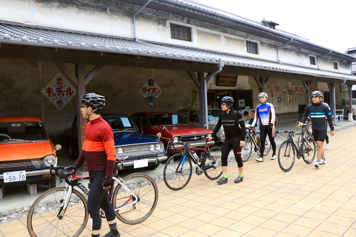 古き良き町並みを使った豊後高田市の「昭和の町」。昔懐かしの様々な展示品が迎えてくれた