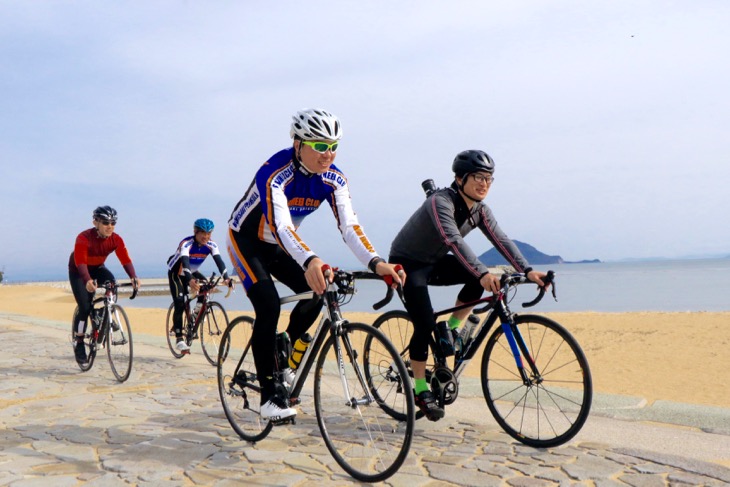 遠くに姫島を望む海岸線。石畳に気分はフランドルクラシックレース?