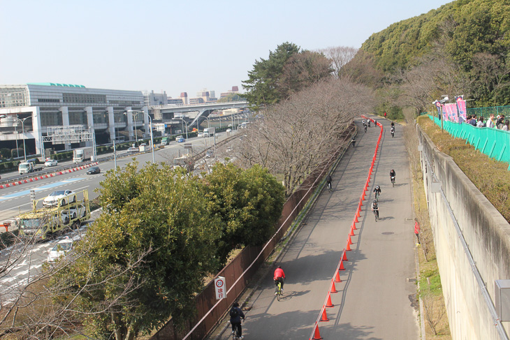 中国自動車道を脇に見る万博公園の外周路を往復するコース