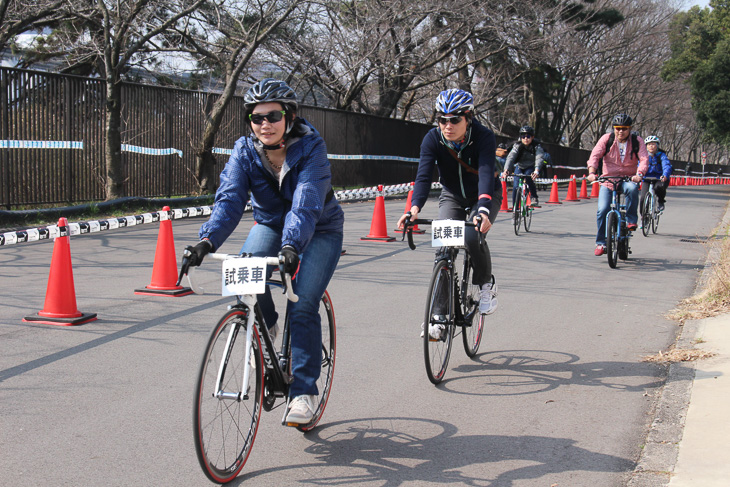 好天のなか試乗を楽しむ参加者たち