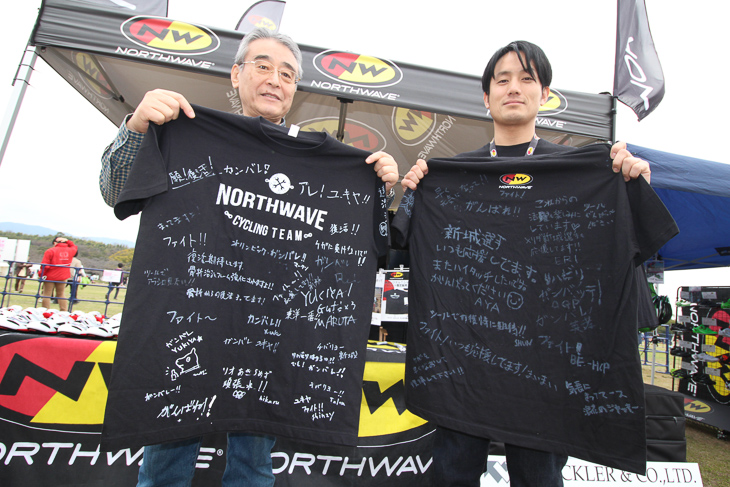 ノースウェーブのブースではリハビリ中の新城幸也選手に向けてTシャツにメッセージを寄せ書きし、後日本人に渡されるという