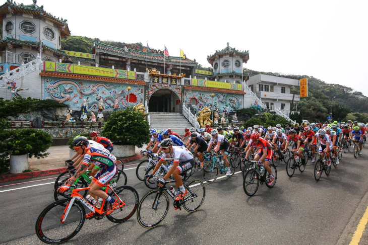 伝統的な寺院、五龍宮の前を通過する選手たち