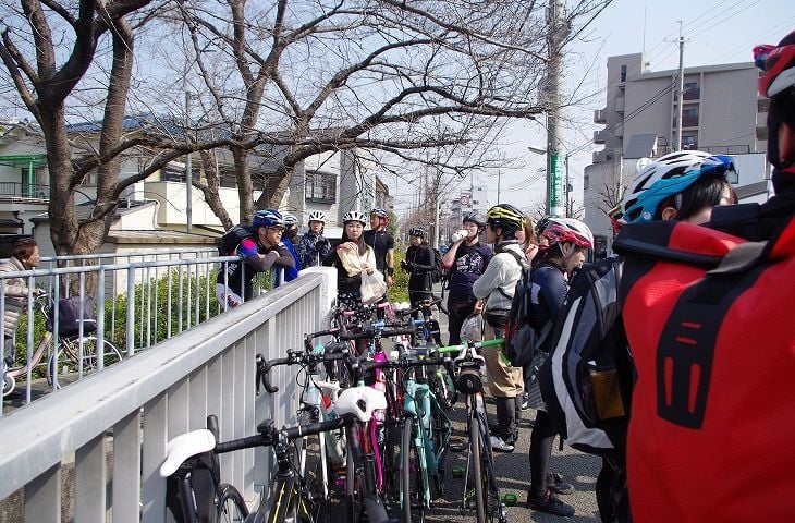 自転車を重ねてなるべくコンパクトに駐輪すれば歩道スペースも確保できる