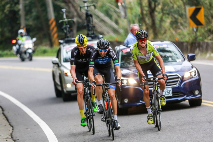 60km過ぎてから飛び出すことに成功したペーター・シュルティング(オランダ、パークホテル・ファルケンベルグ)ら3名