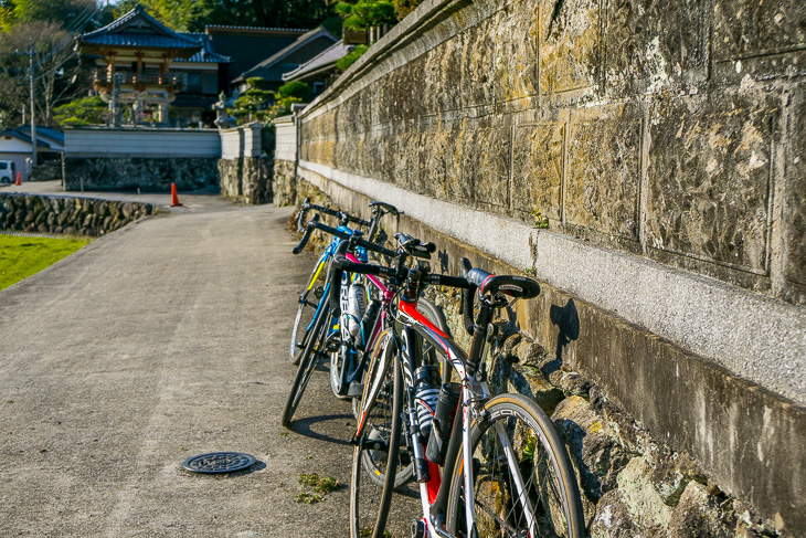 ふらっと自転車を止めて、鄙びたお寺で小休止