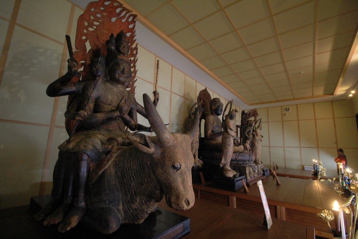真木大堂に収められている国の重要文化財に指定された4件9躯の仏像。いずれも国の重要文化財
