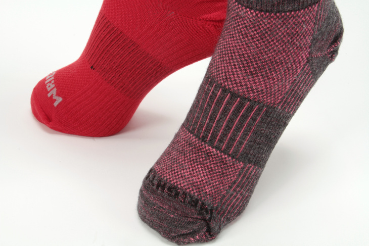 メリノウールを採用したMerino CoolMesh II(手前)はウールらしい生地感で、通常モデル(奥)はサラッとした生地感だ