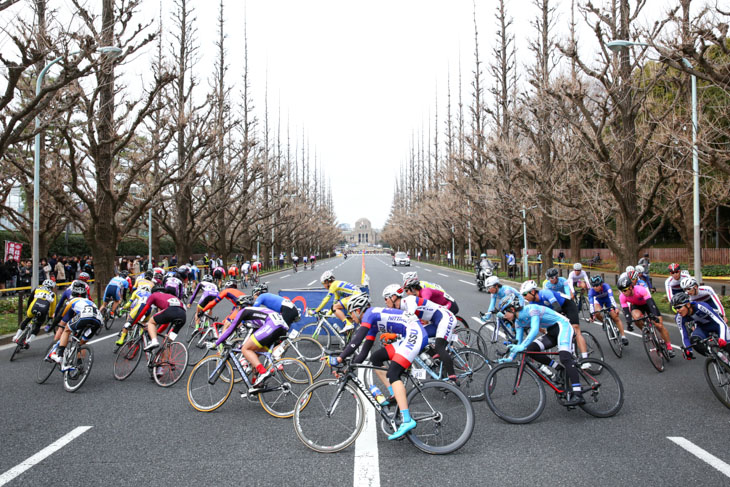 神宮クリテリウム名物銀杏並木の折り返し