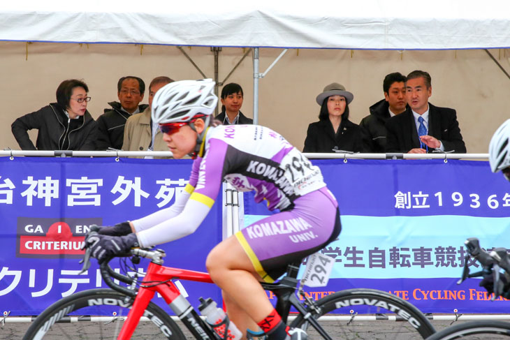 レースをご観覧なさる三笠宮家の彬子(あきこ)さま。左はJCF会長の橋本聖子参議院議員