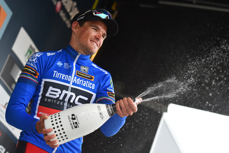リーダージャージを手にしたグレッグ・ファンアフェルマート(ベルギー、BMCレーシング)