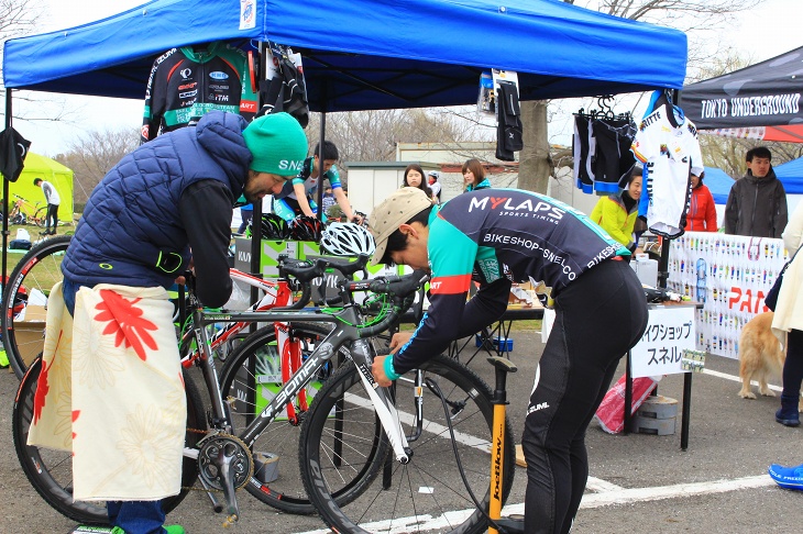 スネルのブースでは全日本TTチャンプの中村選手の姿も