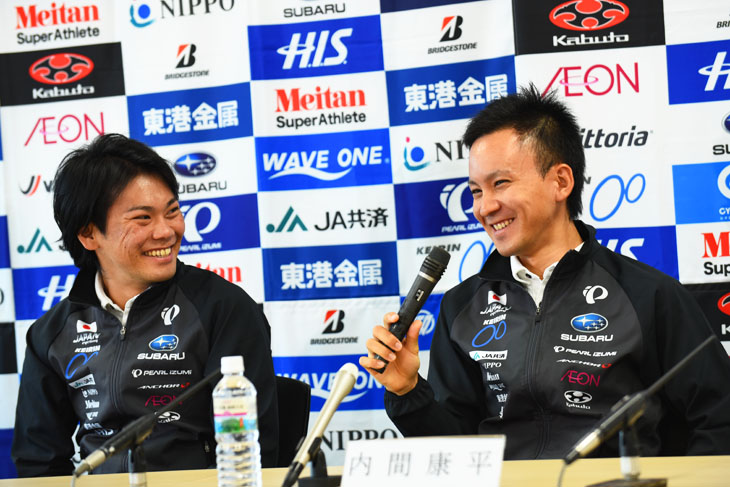 記者会見で笑顔を見せる新城幸也(ランプレ・メリダ)と内間康平(ブリヂストンアンカー・サイクリングチーム)