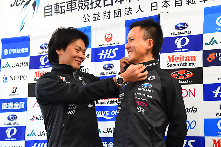 写真撮影を前に内間康平(ブリヂストンアンカー・サイクリングチーム)の襟を直す新城幸也(ランプレ・メリダ)