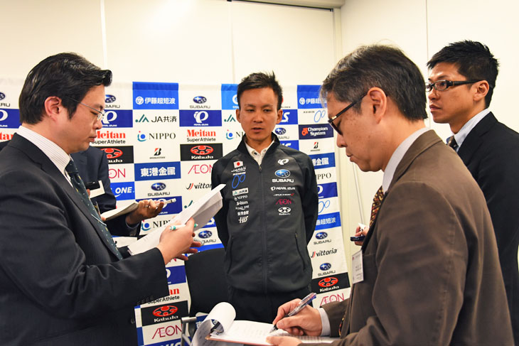 囲み取材を受ける内間康平(ブリヂストンアンカー・サイクリングチーム)