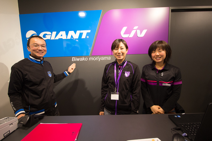 佐藤店長(左)らスタッフがフレンドリーに迎えてくれる
