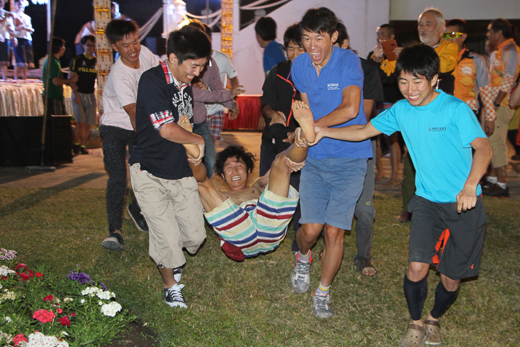 優勝者はプールへと運ばれる運命に....。