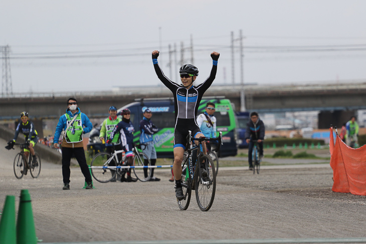 後続を大きく引き離して独走優勝を飾った斎藤朋寛（RIDELIFE GIANT）