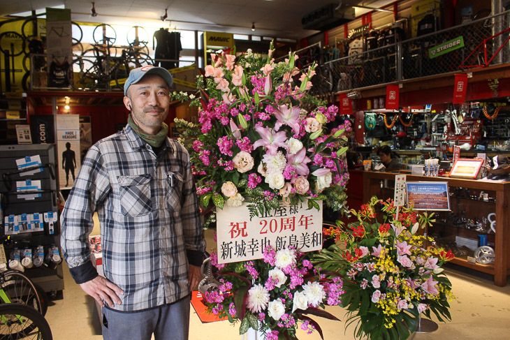 正屋代表の岩崎正史さん 新城幸也選手から祝花が届いていた