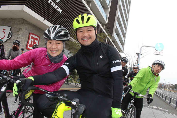 ゲストの小田島梨絵さんとトレック・ジャパン社長の田村芳隆さん