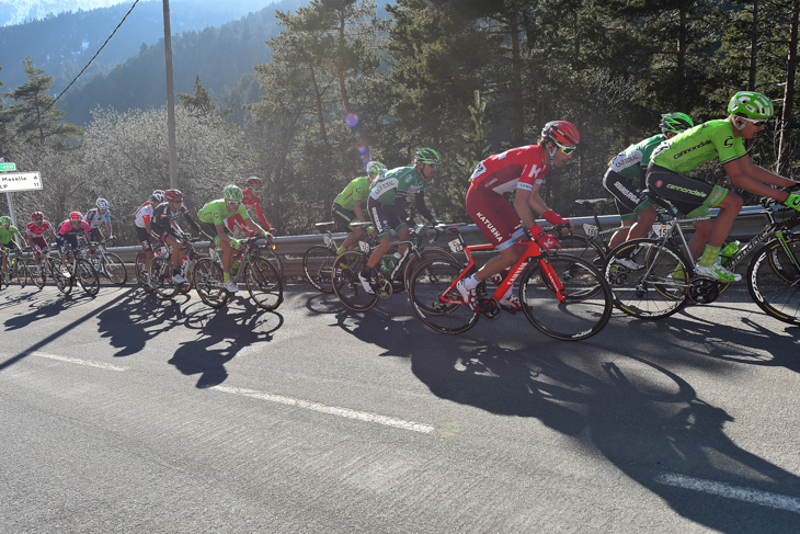 1級山岳ラ・モリーナに向かう選手たち