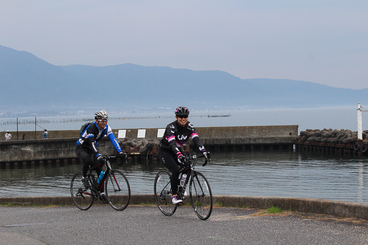 琵琶湖を眺めながら走る。和邇漁港にて