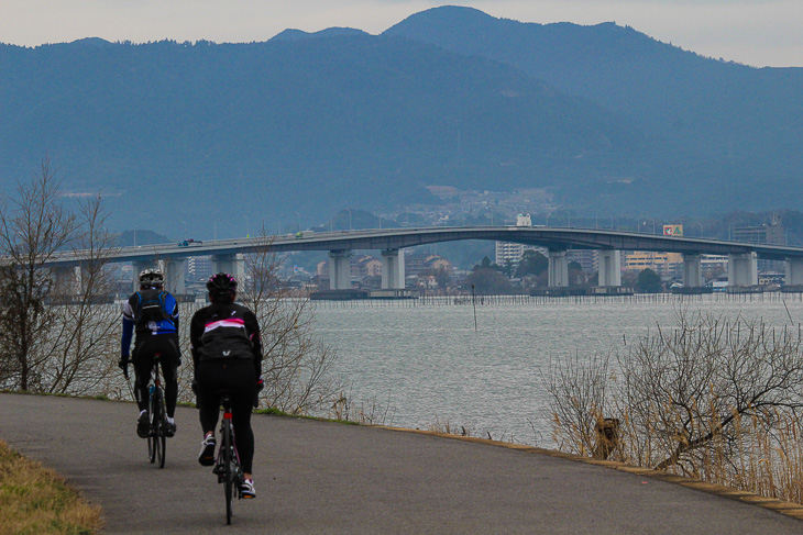 湖面の先に琵琶湖大橋のアーチが見えてきた