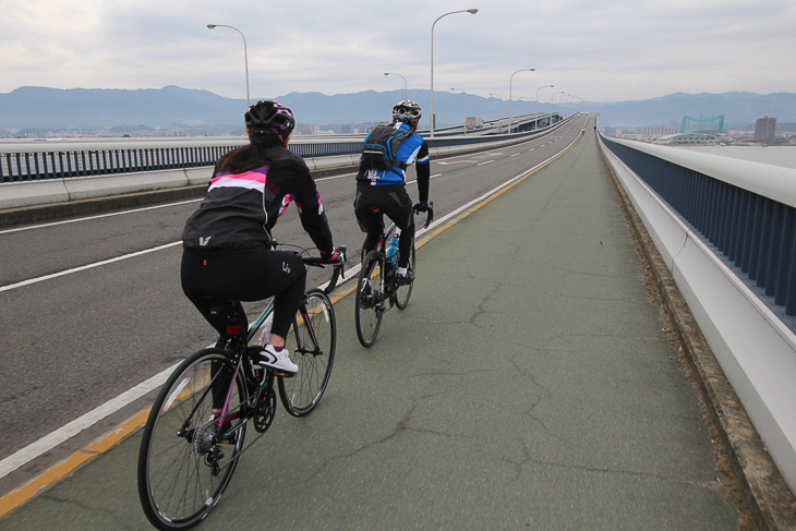 琵琶湖大橋のプチ・ヒルクライム。車線が引かれていないので対向自転車に注意だ