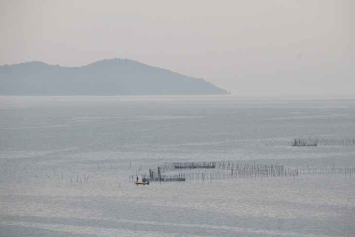 琵琶湖大橋からの湖の眺め。遠くまで見渡せて幻想的だ