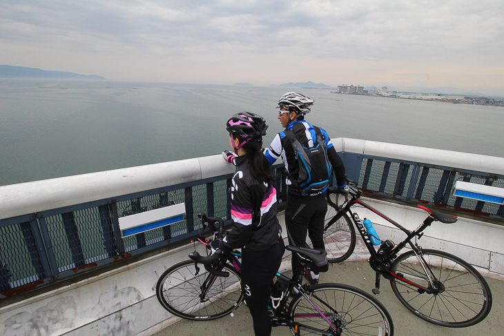 琵琶湖大橋頂上部の休憩スペースでは小休止しよう