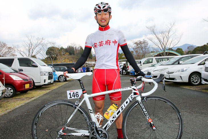 念願の全国大会ロードレース優勝の大町健斗(安芸府中)。2015年全日本個人TTジュニアチャンピオン