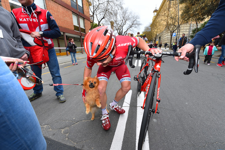 愛犬に祝福されるアレクセイ・ツァテヴィッチ(ロシア、カチューシャ)