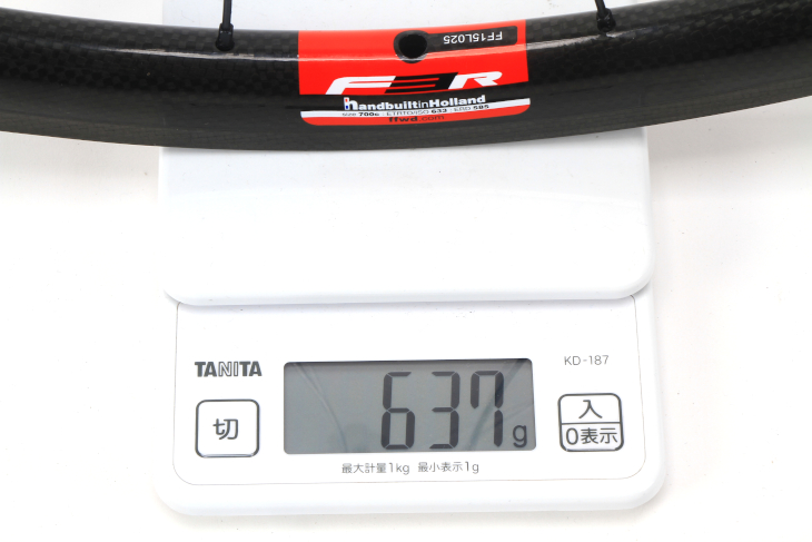 フロントの実測重量は637g(リムフラップ込み)