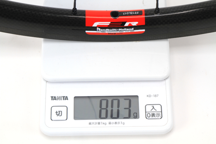 リアの実測重量は803g(リムフラップ込み)