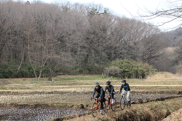 里山をツーリングするのもCXバイクならではの楽しみだ