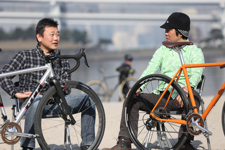 東京サンエスの上司辰治さん(左)と辻浦圭一さん