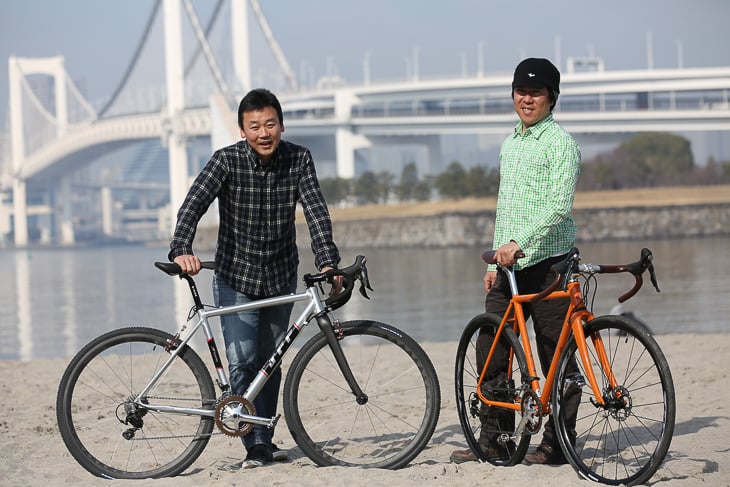 東京サンエスの上司辰治さん（左）と辻浦圭一さん