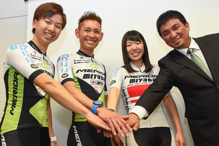 2016年ミヤタ・メリダバイキングチームメンバー。左から竹内遼、小野寺健、佐藤寿美、山路篤マネージャー