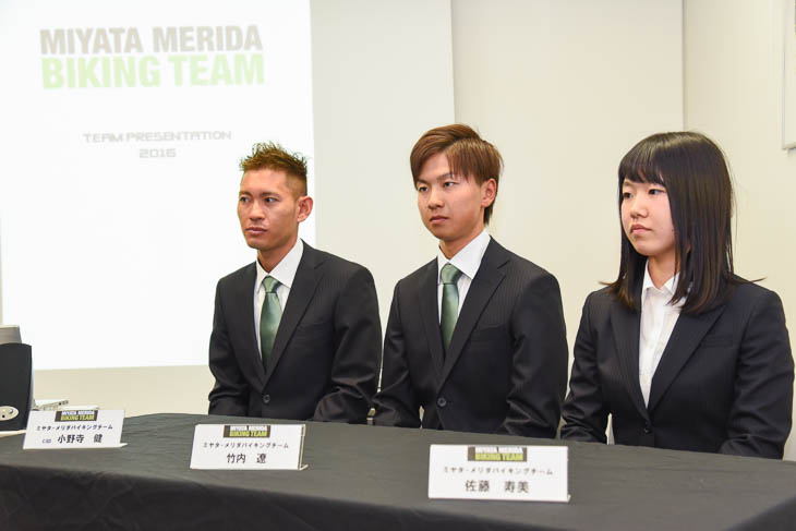 コナカから提供されたオフィシャルスーツを着て発表会に臨むミヤタ・メリダバイキングチームの3選手