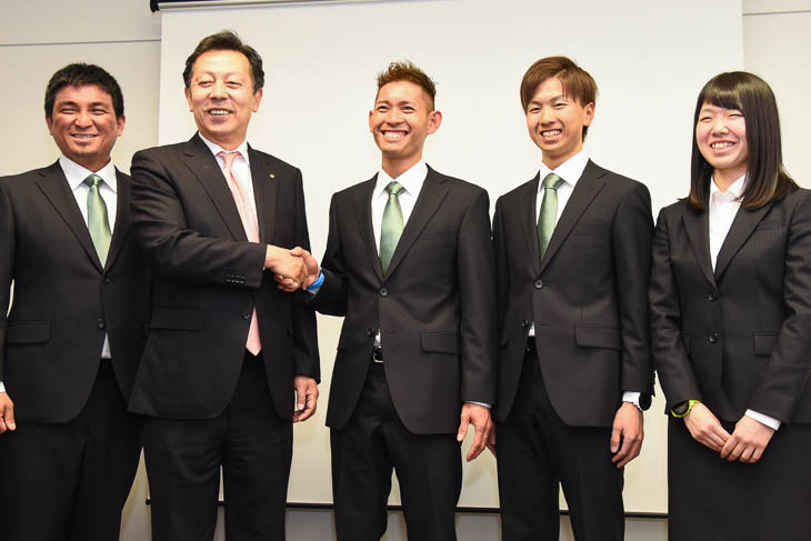 ミヤタサイクルの高谷信一郎社長(左から2番目)と記念撮影に収まるミヤタ・メリダバイキングチーム