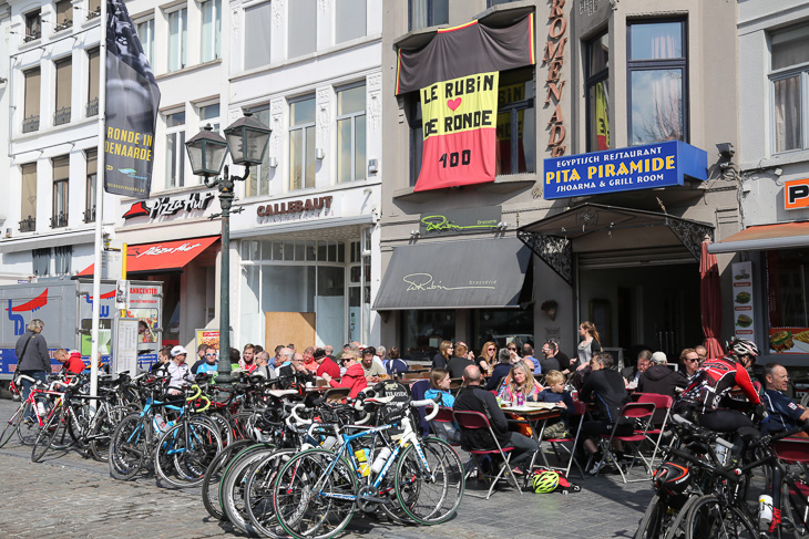 オーデナールでのカフェがサイクリストたちでいっぱいだ