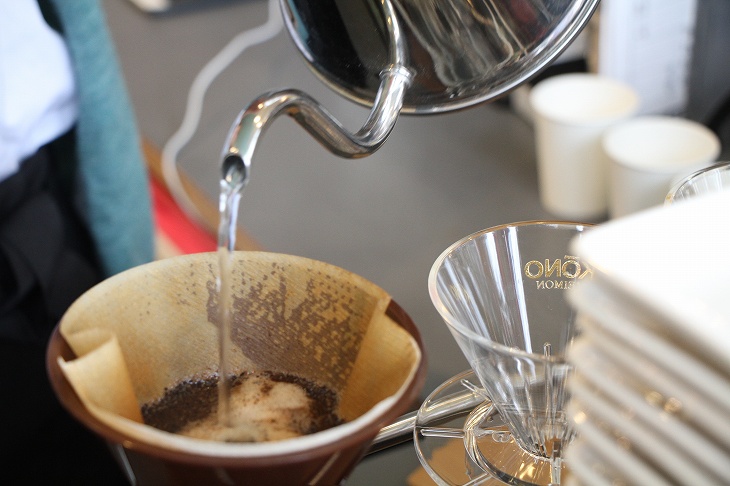 一杯一杯丁寧にハンドドリップされるコーヒーは五日市の名店「オトノコーヒー」の豆を使用している