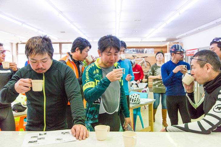 出来上がったスープを試飲。「ウマイ」「うまい」とあちこちから声が聞こえた