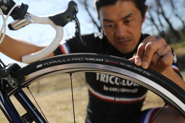 軽さ と 信頼性 それぞれの要素を追求した兄弟モデル Formula Pro Tubeless Light X Guard Irc Formula Pro Tubeless Vol 3 Cyclowired