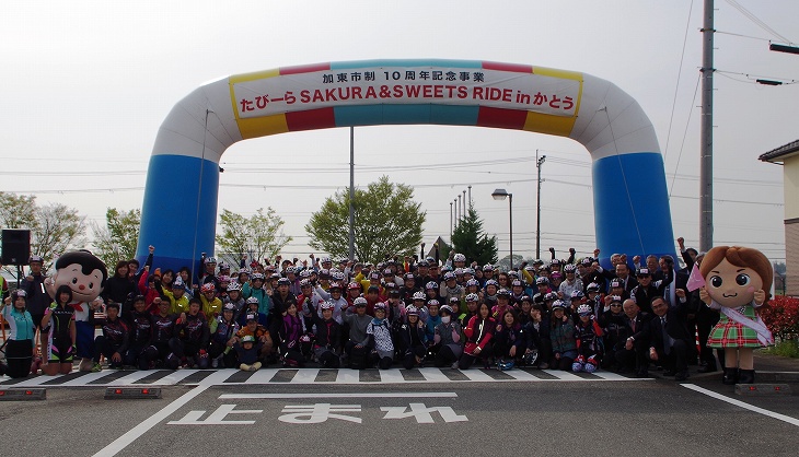 多くの人が集まったたびーら桜&スイーツライド inかとう